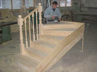 Чем обработать деревянную лестницу